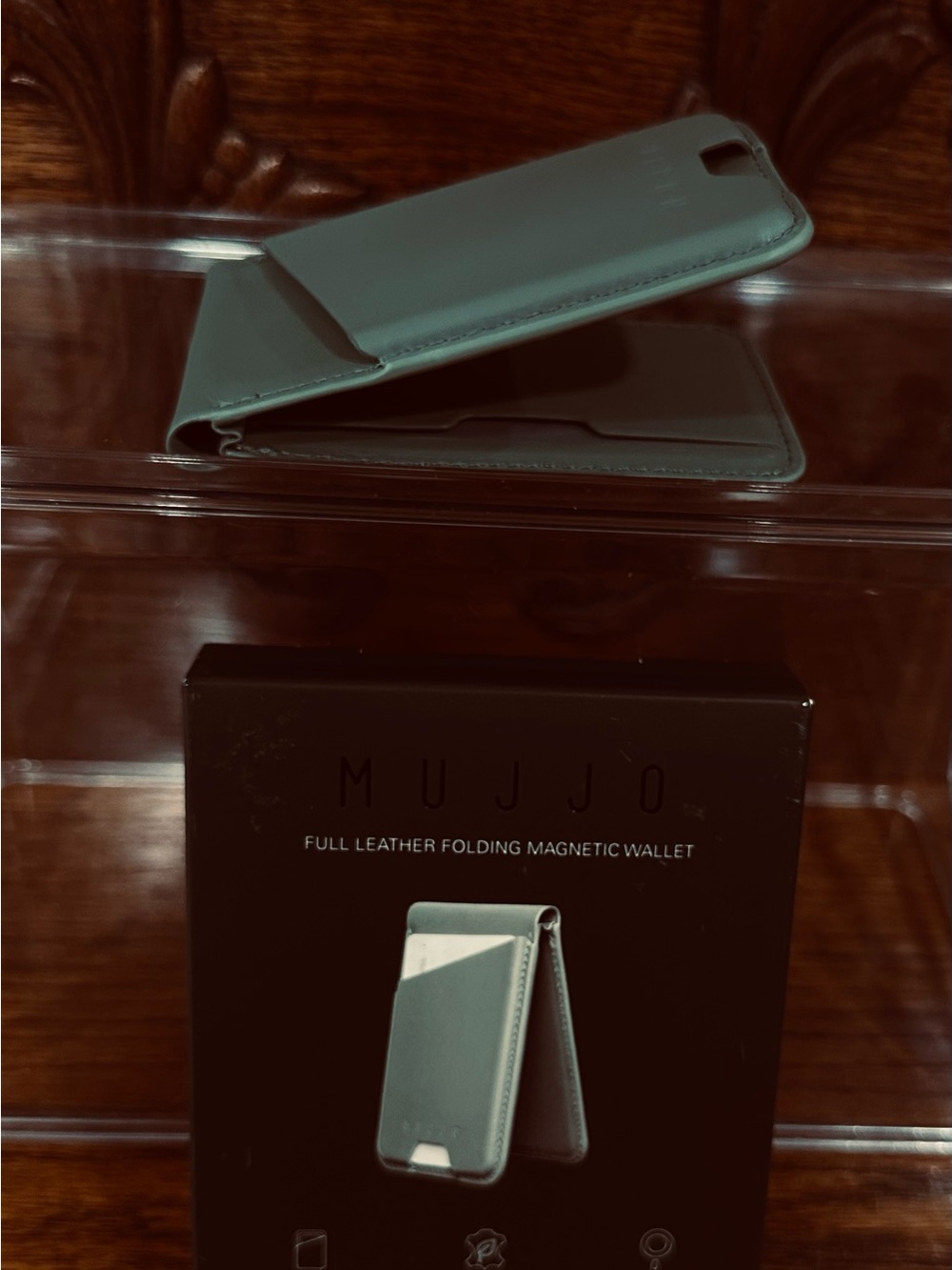 Mujjo Full Leather Folding Magnetic Wallet in Green Smoke - Picture 3 of 7